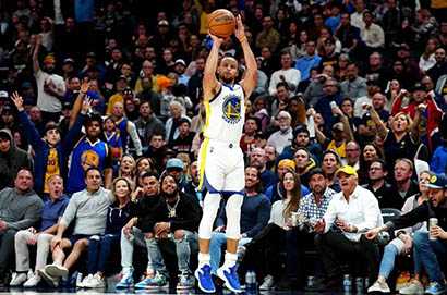 柯瑞追平張伯倫紀錄