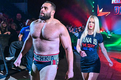 WWE女星娜拉加入成人行業