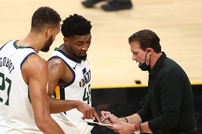 奎因-斯奈德正式辭職