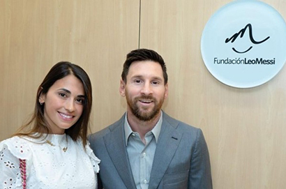 梅西探望捐款創辦的兒童癌症中心