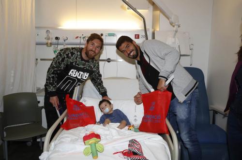 梅西探望捐款創辦的兒童癌症中心