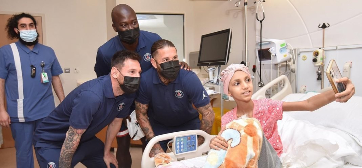 梅西探望捐款創辦的兒童癌症中心