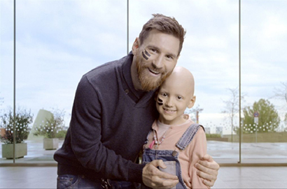 梅西探望捐款創辦的兒童癌症中心