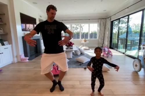 柯比女兒教蓋索跳芭蕾