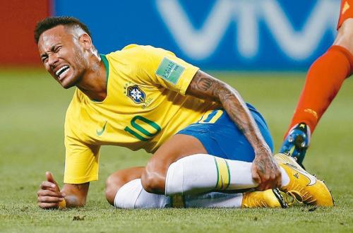 內馬爾假摔演技炸裂