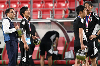 東亞盃剛結束冠軍獎盃就破了