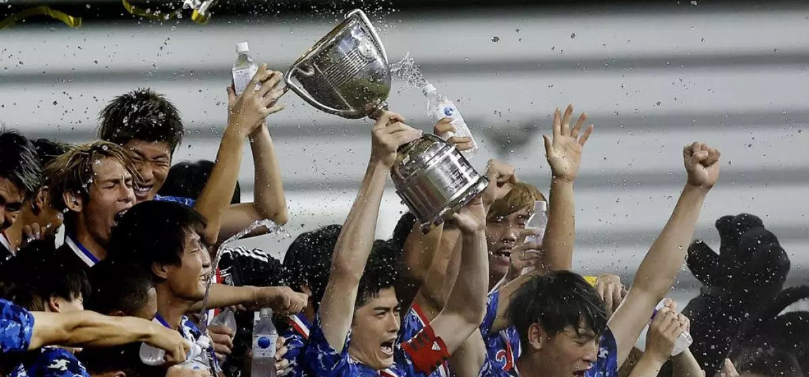 東亞盃剛結束冠軍獎盃就破了