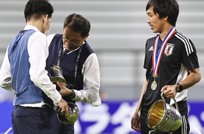 東亞盃剛結束冠軍獎盃就破了