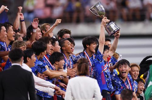 東亞盃剛結束冠軍獎盃就破了