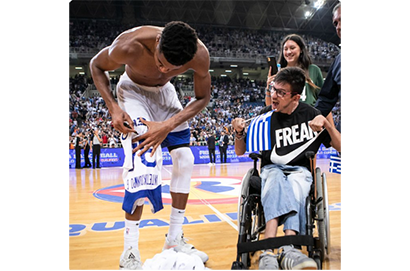 字母哥最新賽場特寫照