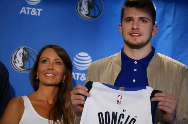 東契奇與他的母親