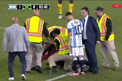 梅西給侵入球場的球迷簽名
