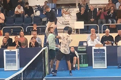 網球名將出局後推搡對手