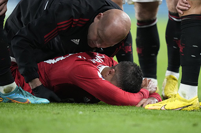 瓦拉內因傷離場掩面痛哭