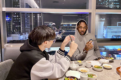 魔獸霍華德邀請2位球迷一起吃火鍋