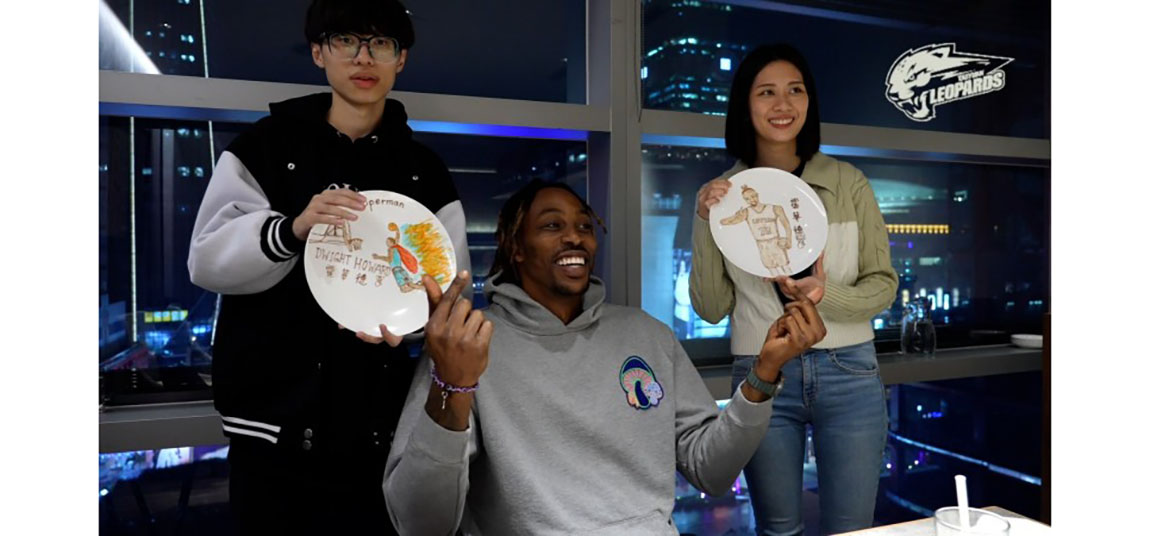 魔獸霍華德邀請2位球迷一起吃火鍋