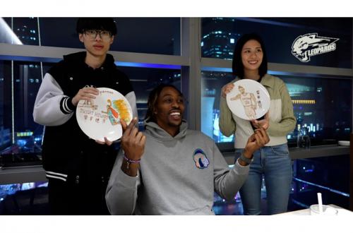 魔獸霍華德邀請2位球迷一起吃火鍋