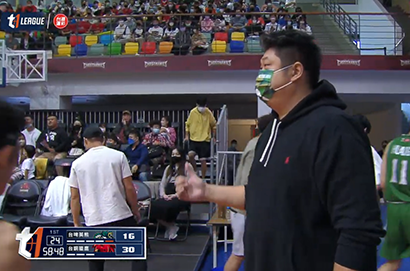 台啤英熊不滿吹判一度罷賽